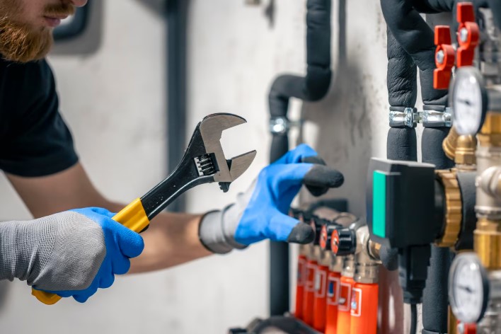 Técnico especialista reparando una caldera de gas para restablecer la calefacción