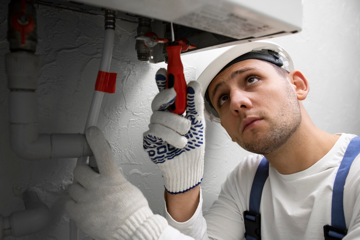 Técnico realizando carga de gas y limpieza de filtros en sistema de climatización